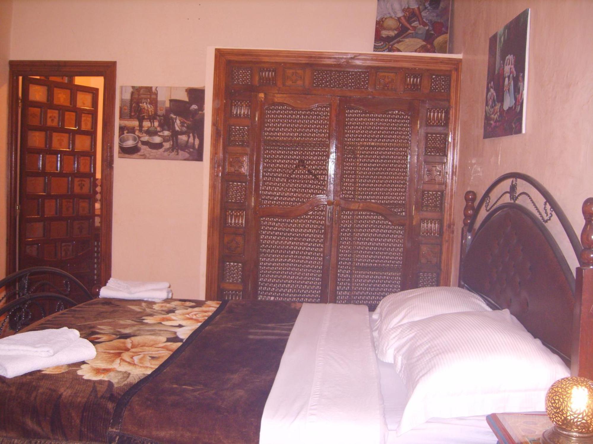 Riad Les Chrifis Navette Aeroport 24 Sur 24 Fès Rum bild