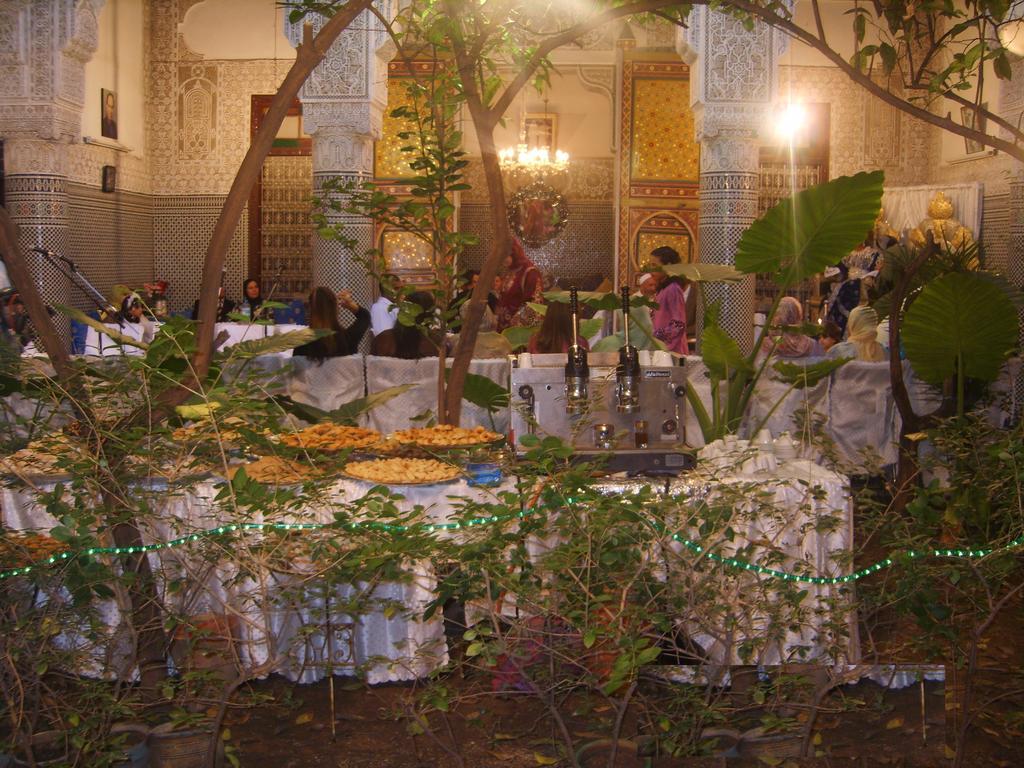 Riad Les Chrifis Navette Aeroport 24 Sur 24 Fès Exteriör bild